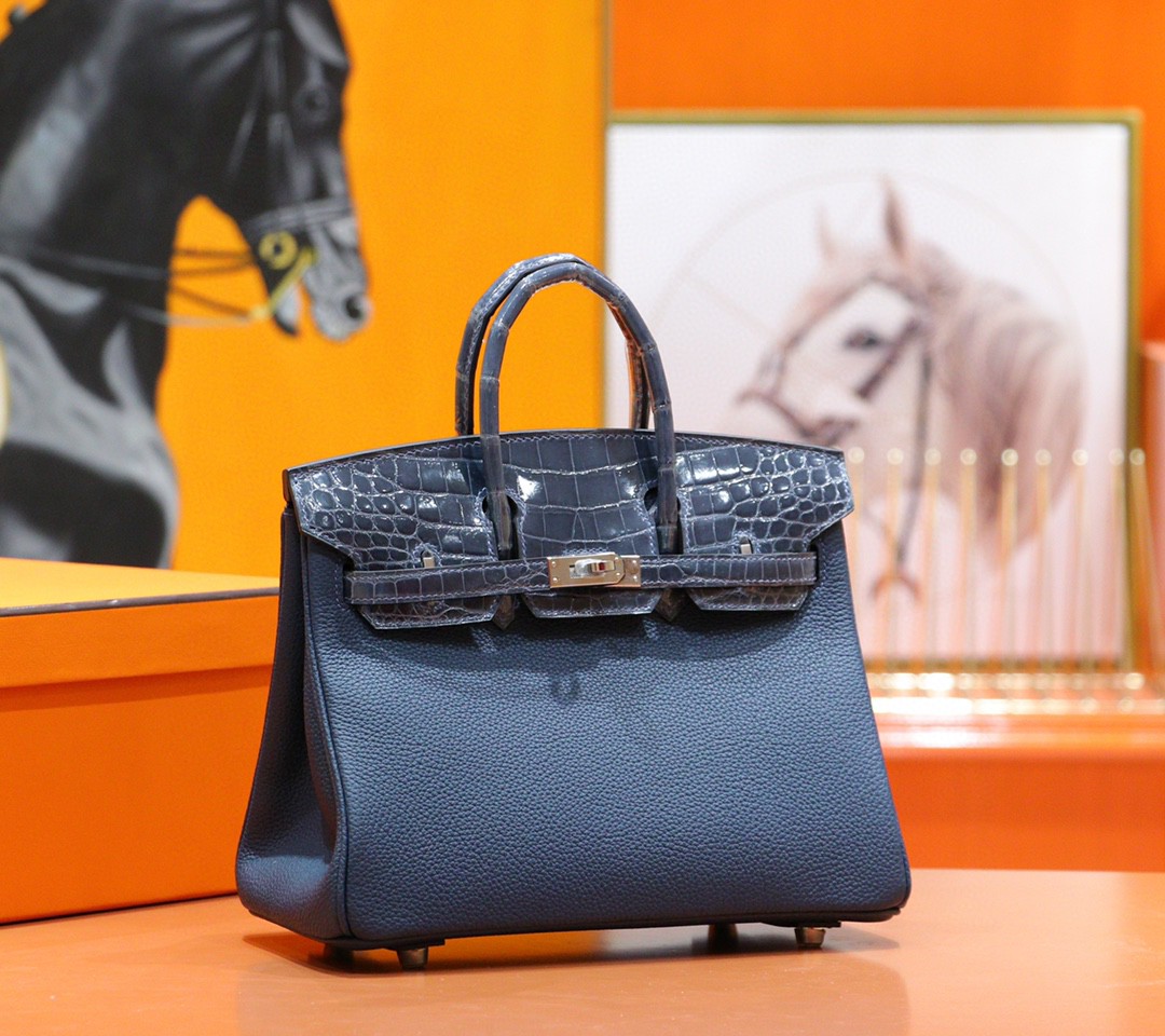 Hermes Birkin platinum bag, storm blue color, glossy crocodile skin， mixed with Togo calfskin， fully hand-sewn， silver buckle， 25-30cm long