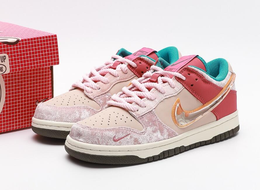 Social Status x Dunk Low GS Strawberry Milk DM3349-600