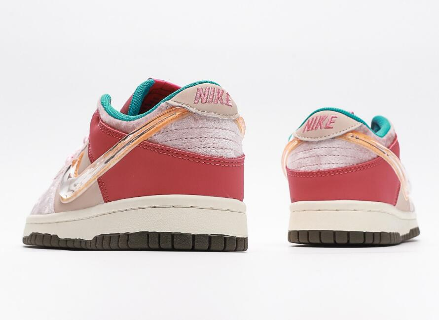 Social Status x Dunk Low GS Strawberry Milk DM3349-600