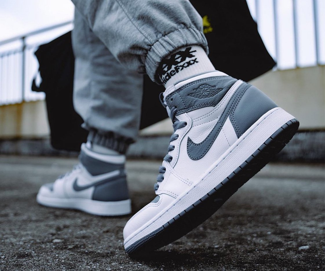 Air Jordan 1 Retro High OG Stealth 555088-037