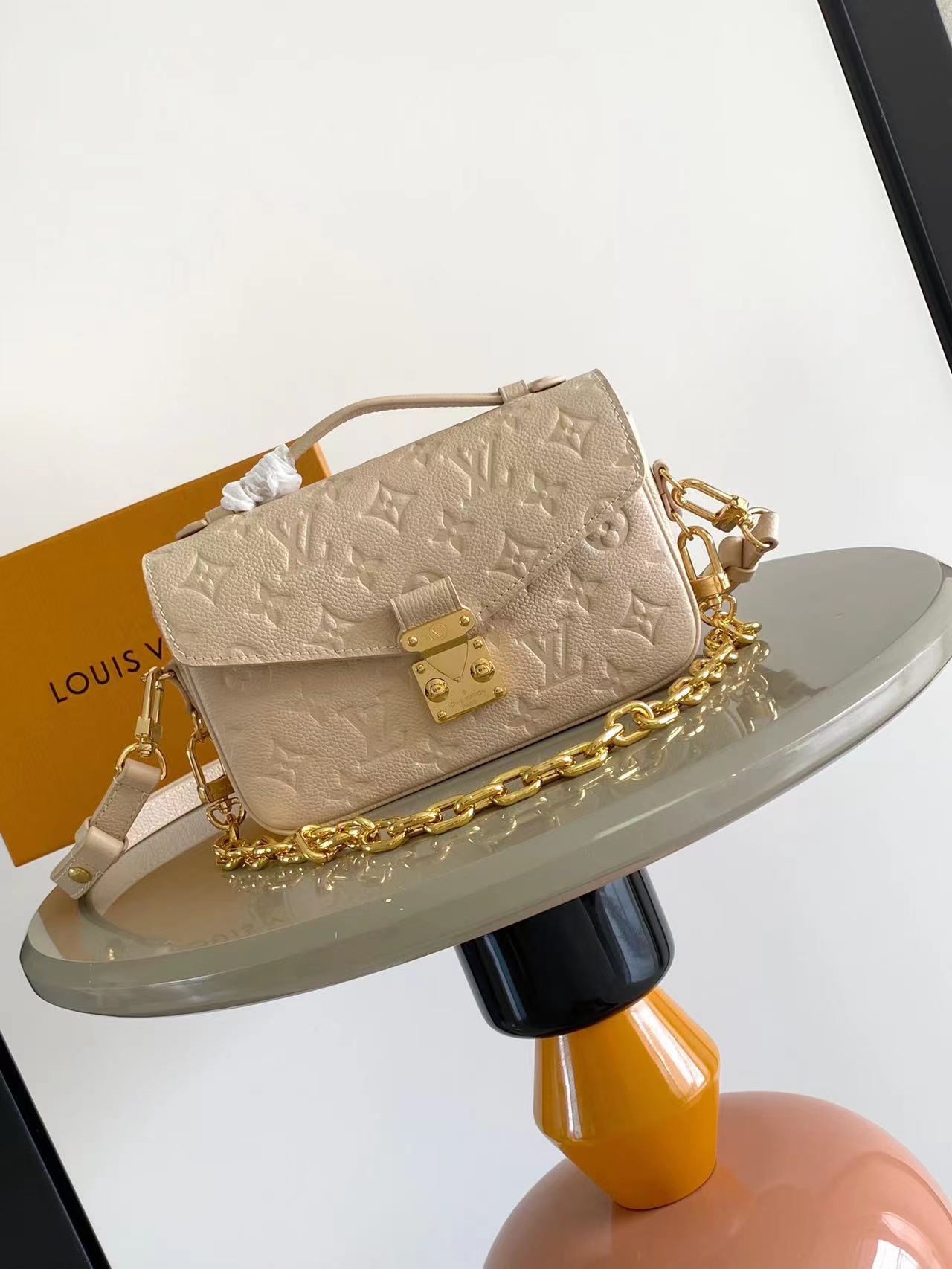 Louis Vuitton M46595 Pochette Métis East West