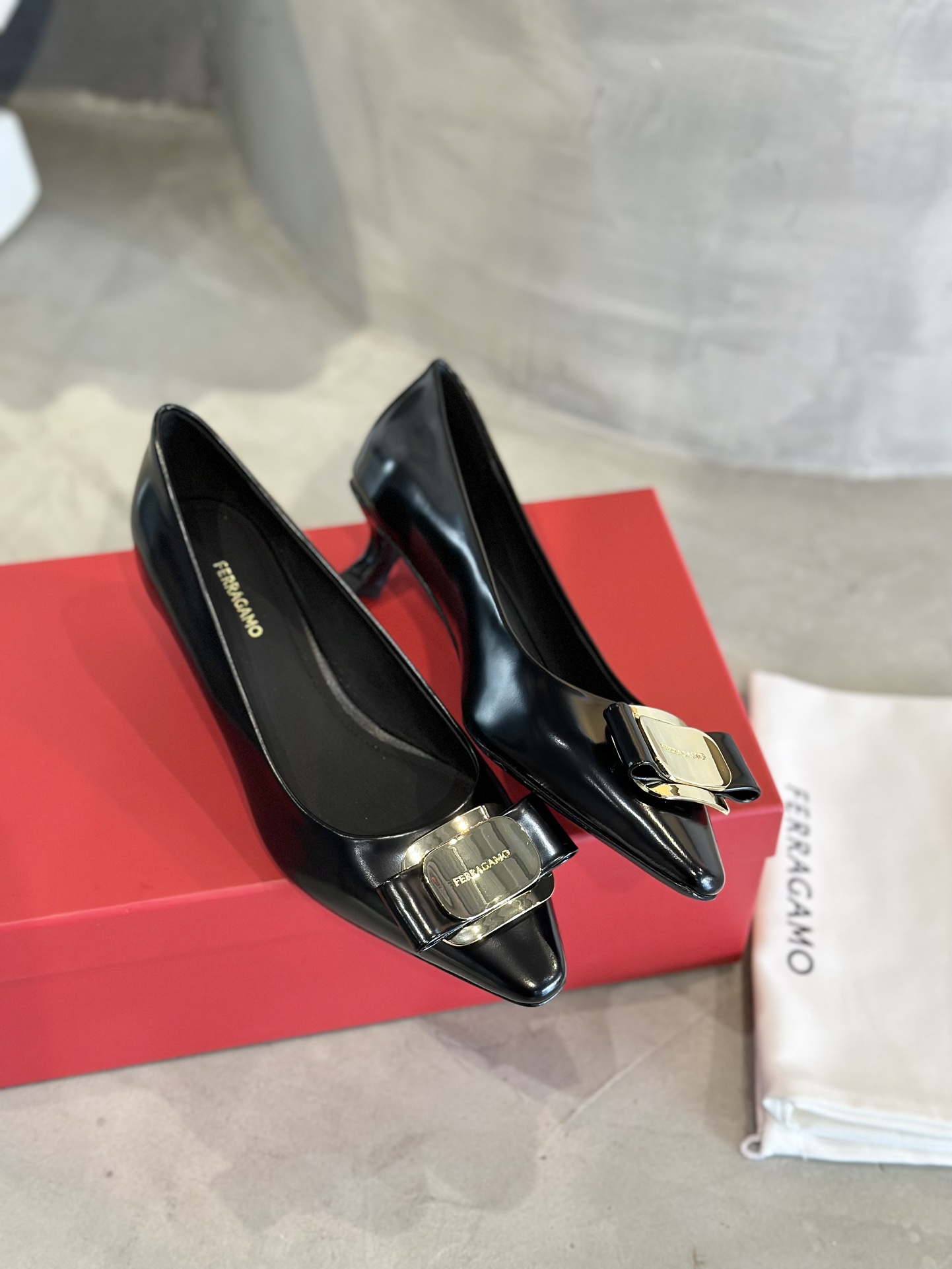 Bow Pointed-toe Low Heel Shoes