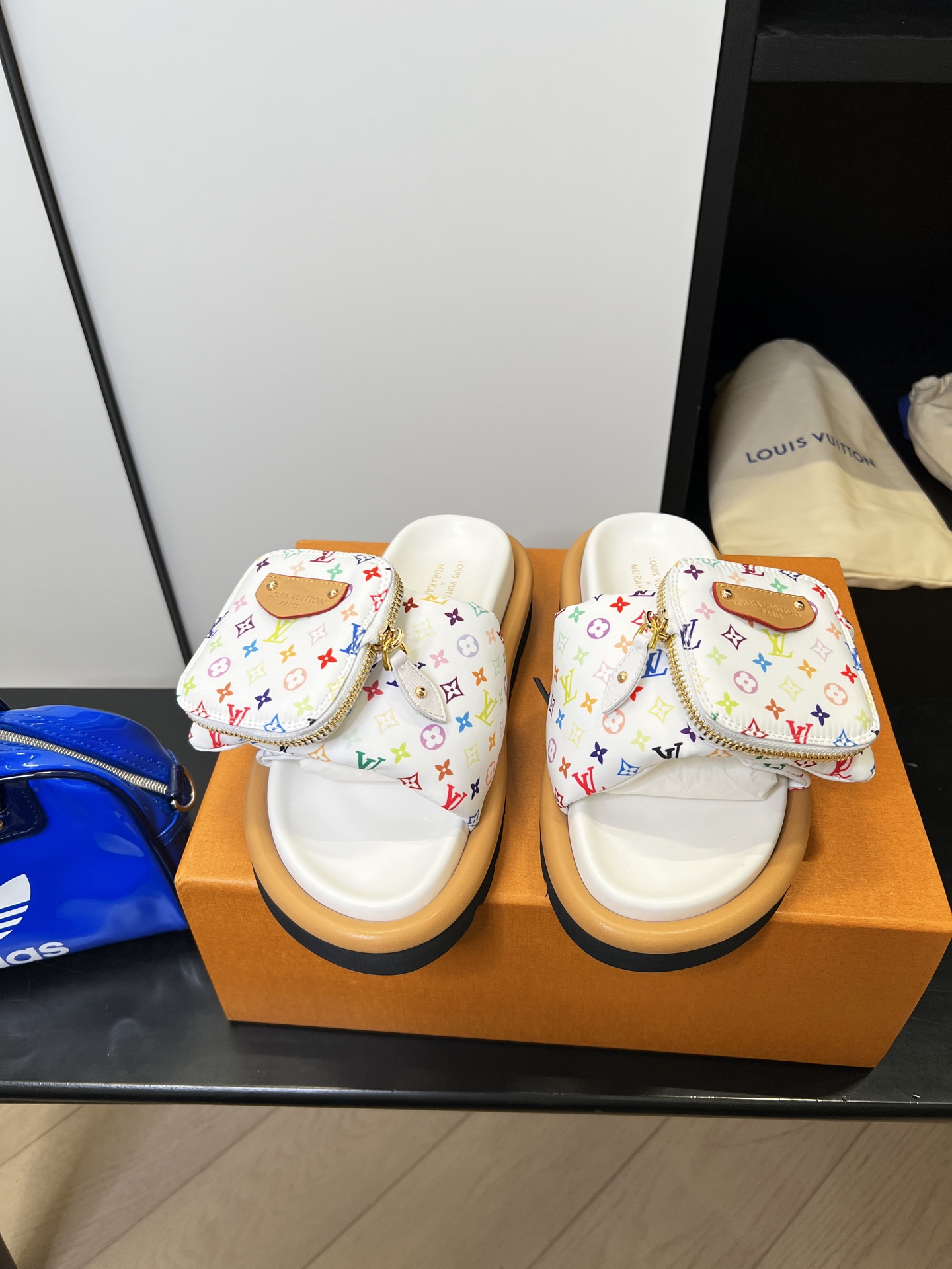 Three-color pocket slippers