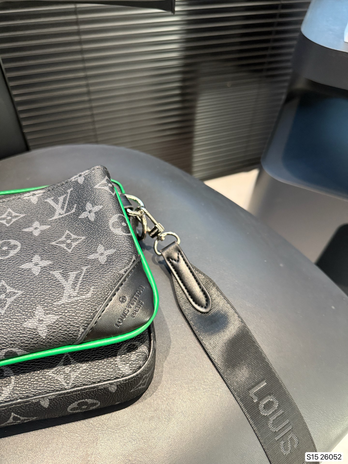 LV M26052 Trio Messenger