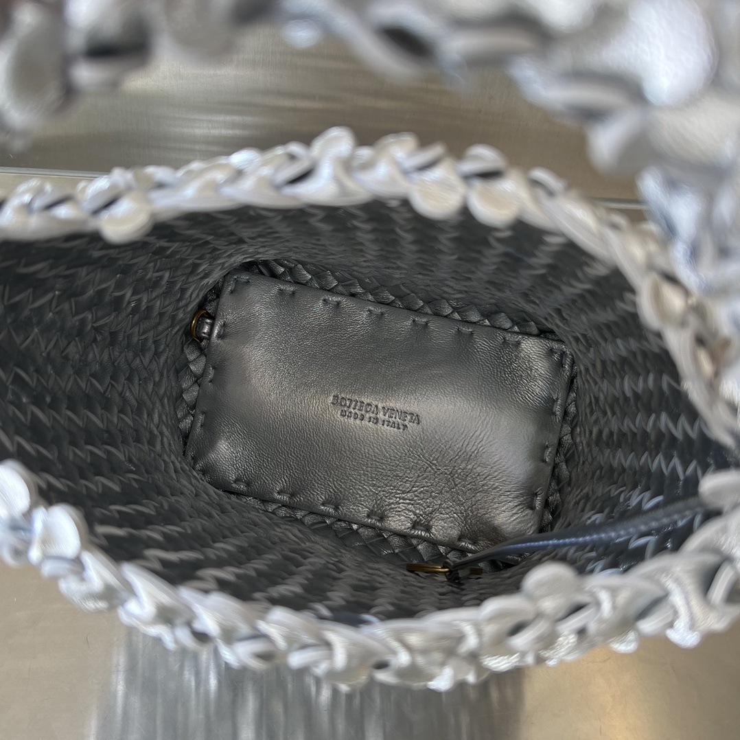 Bv Cabat Bucket Bag (Model 762587)