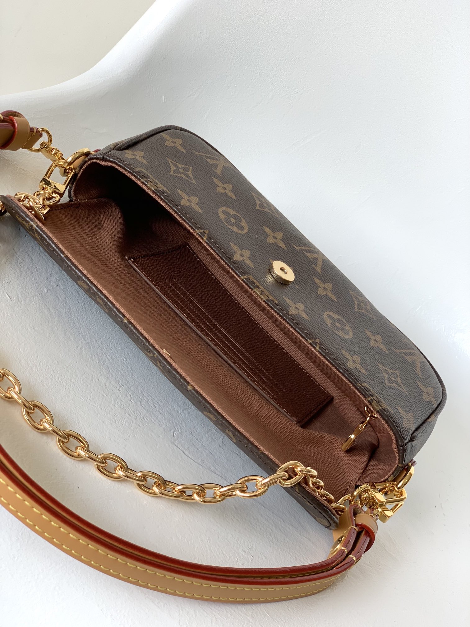 Louis Vuitton M81911 Wallet on Chain Ivy