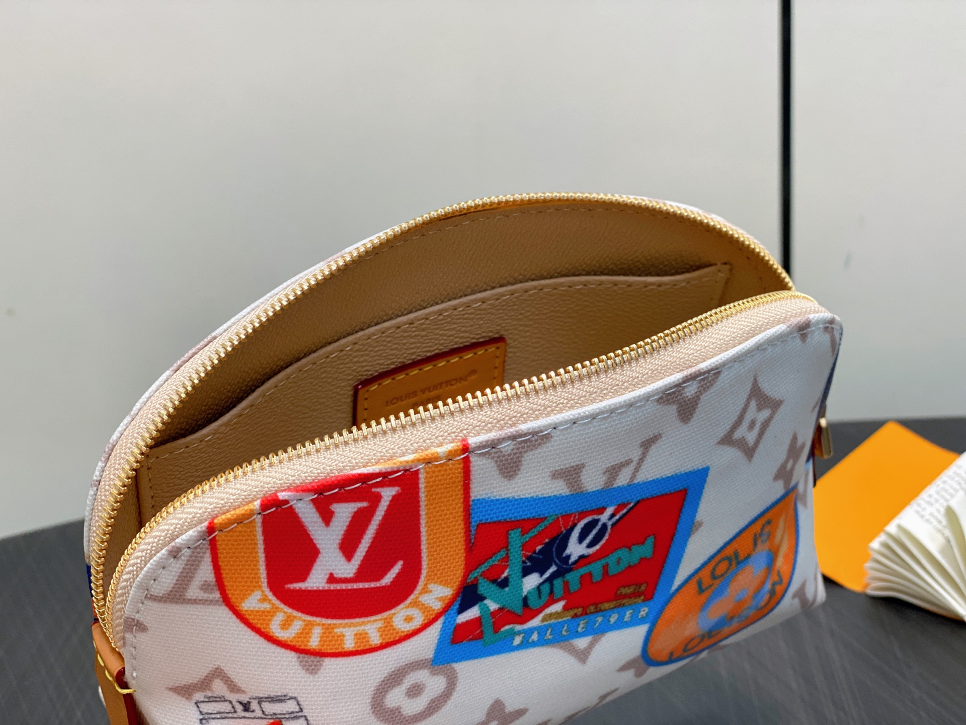 Louis Vuitton M14909 Pochette Cosmétique