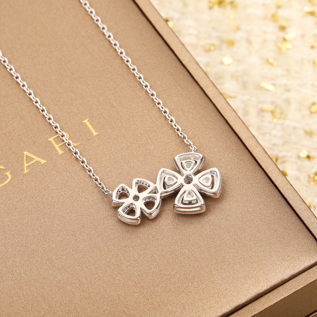 Necklace with diamond petals