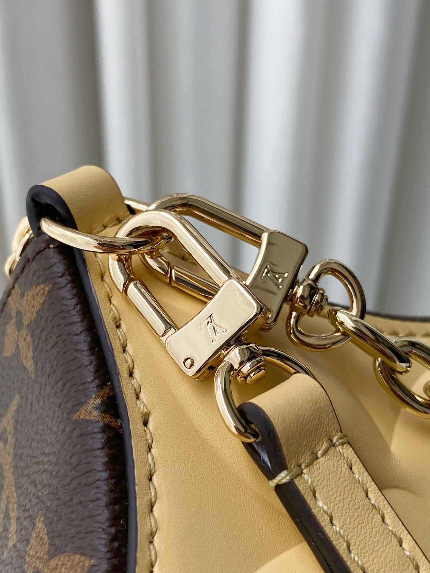 Louis Vuitton M11672 Bloom Pouch Banana Yellow