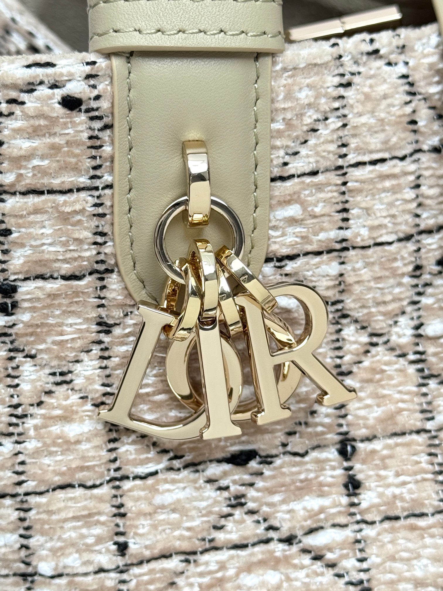 𝐃𝐢𝐨𝐫-𝐓𝐨𝐮𝐣𝐨𝐮𝐫𝐬