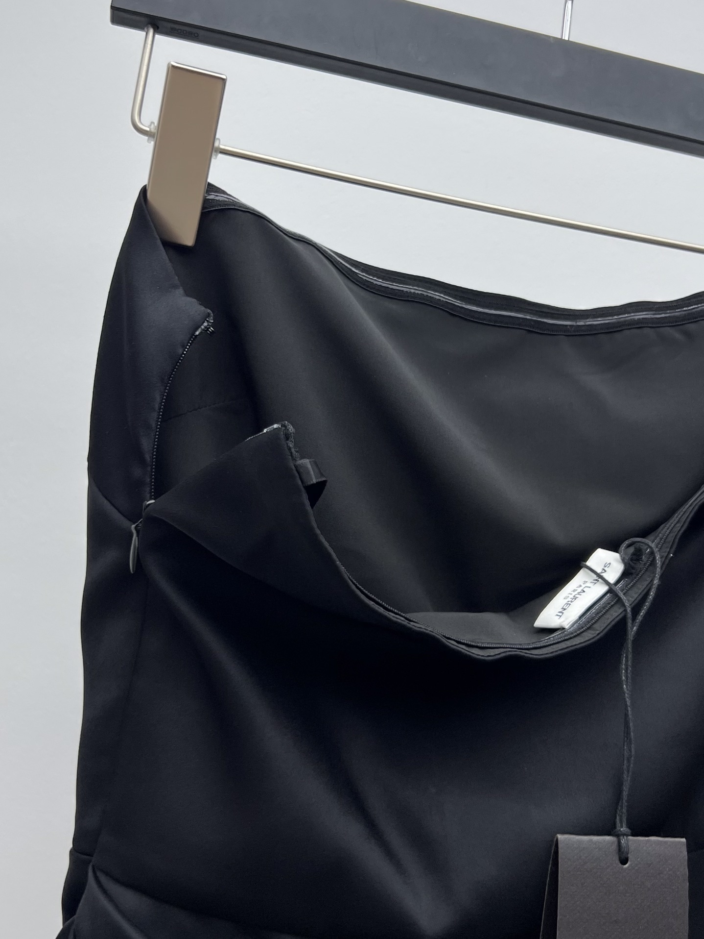 𝗦𝗔𝗜𝗡𝗧 𝗟𝗔𝗨𝗥𝗘𝗡𝗧 Satin and Lace Strapless Dress