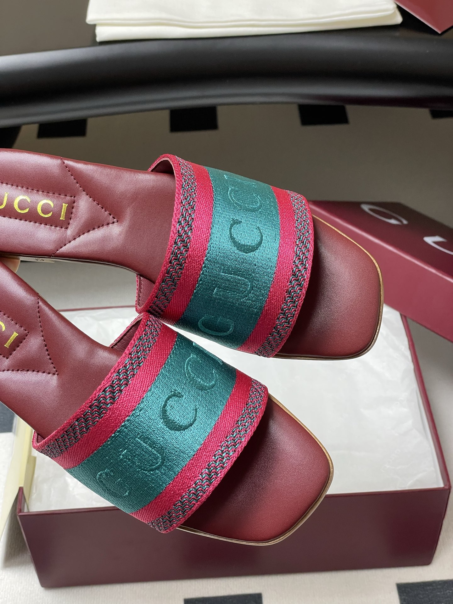 Gucci Letter Embroidered Flat Slippers