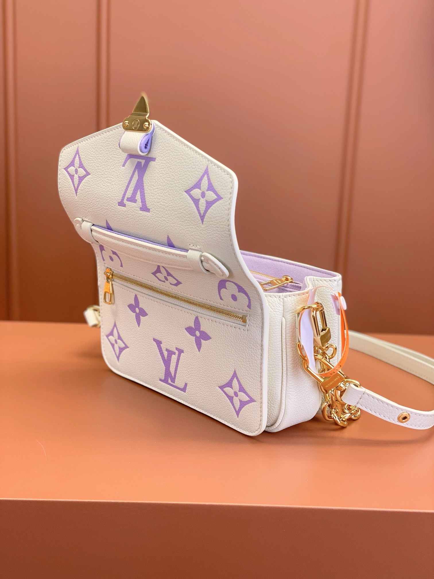 Louis Vuitton M23940 Pochette Métis East West Latte/Bubble Tea