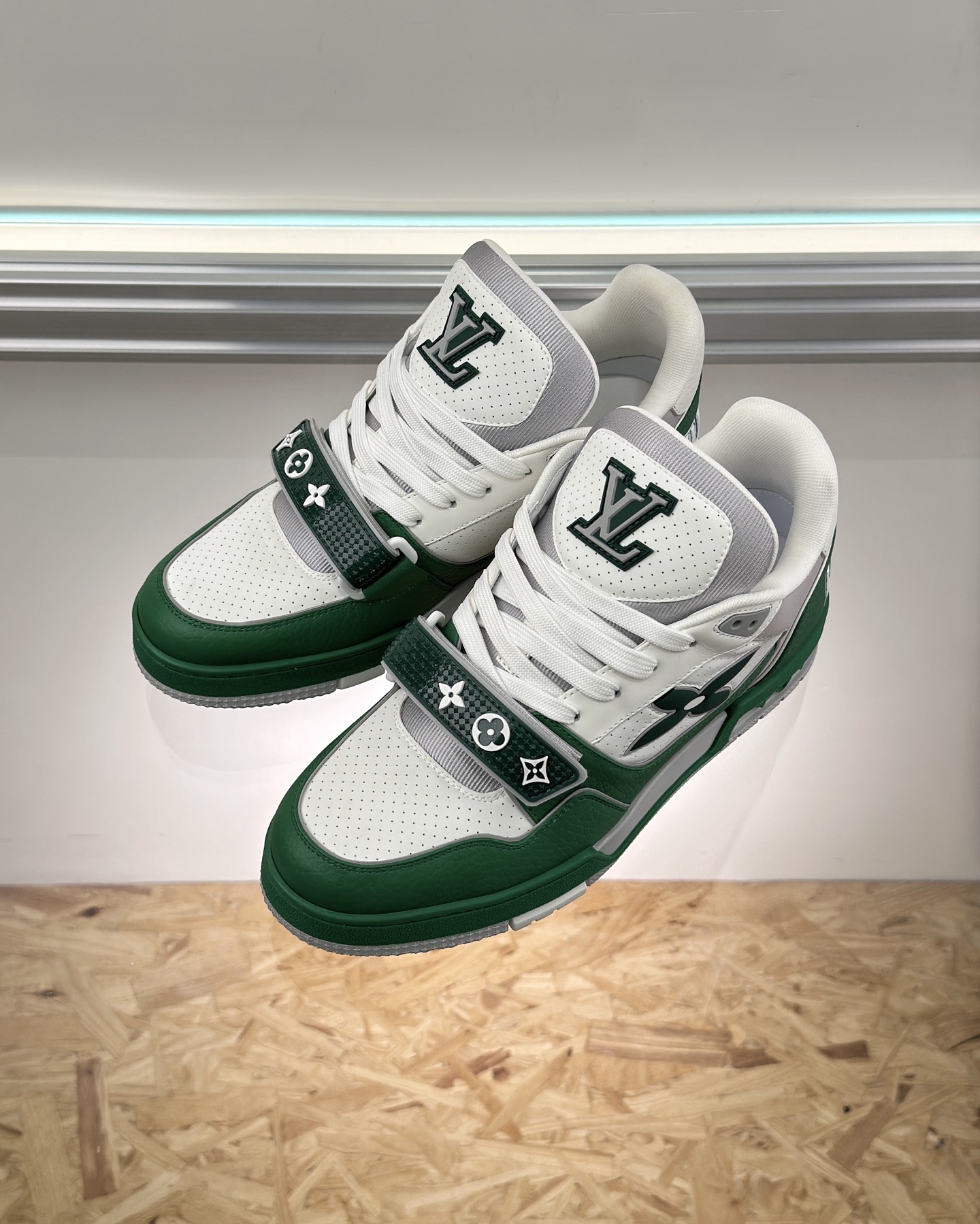 LOUIS VUITTON 1AHTCV LV Trainer Sneaker