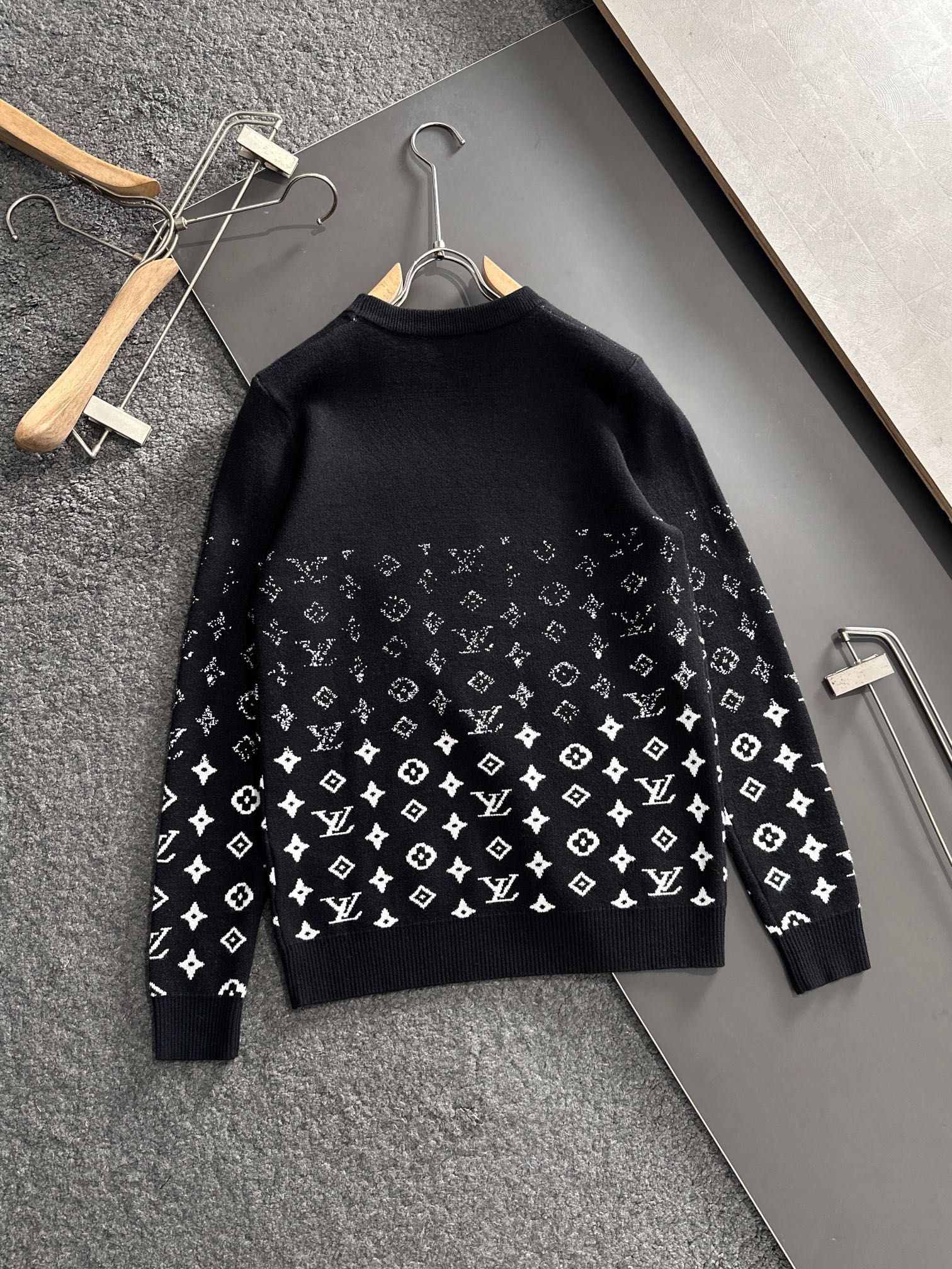 LV 2024 -black sweater