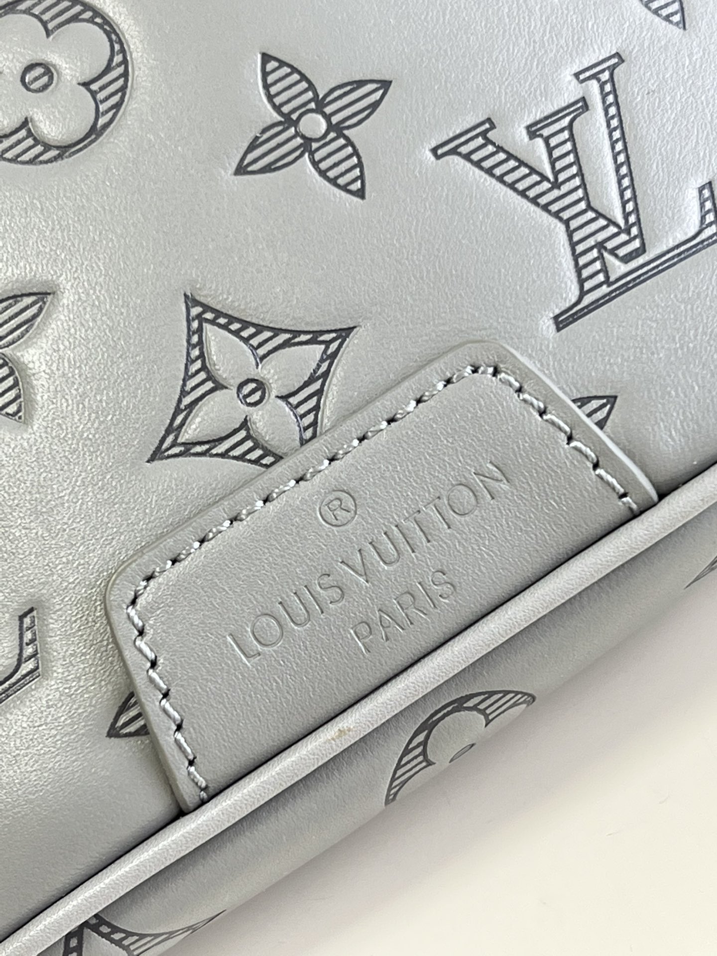 Louis Vuitton Anthracite gray M46108 Discovery Bumbag