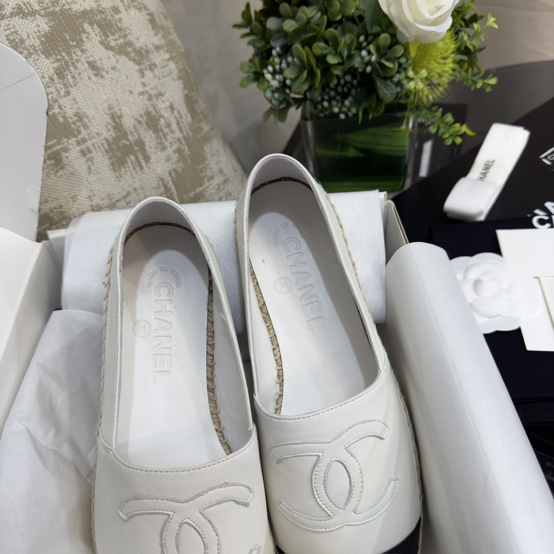 CHANEL Lazy fisherman shoes-white
