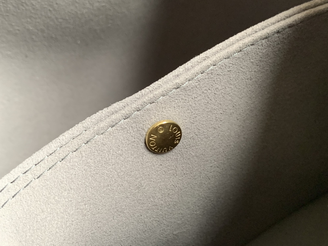 Louis Vuitton M12749 Néonoé BB