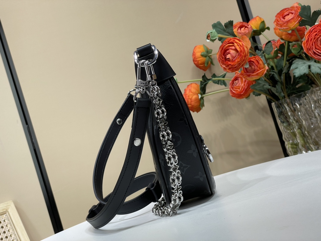 Louis Vuitton M11267 Loop Fashion Leather