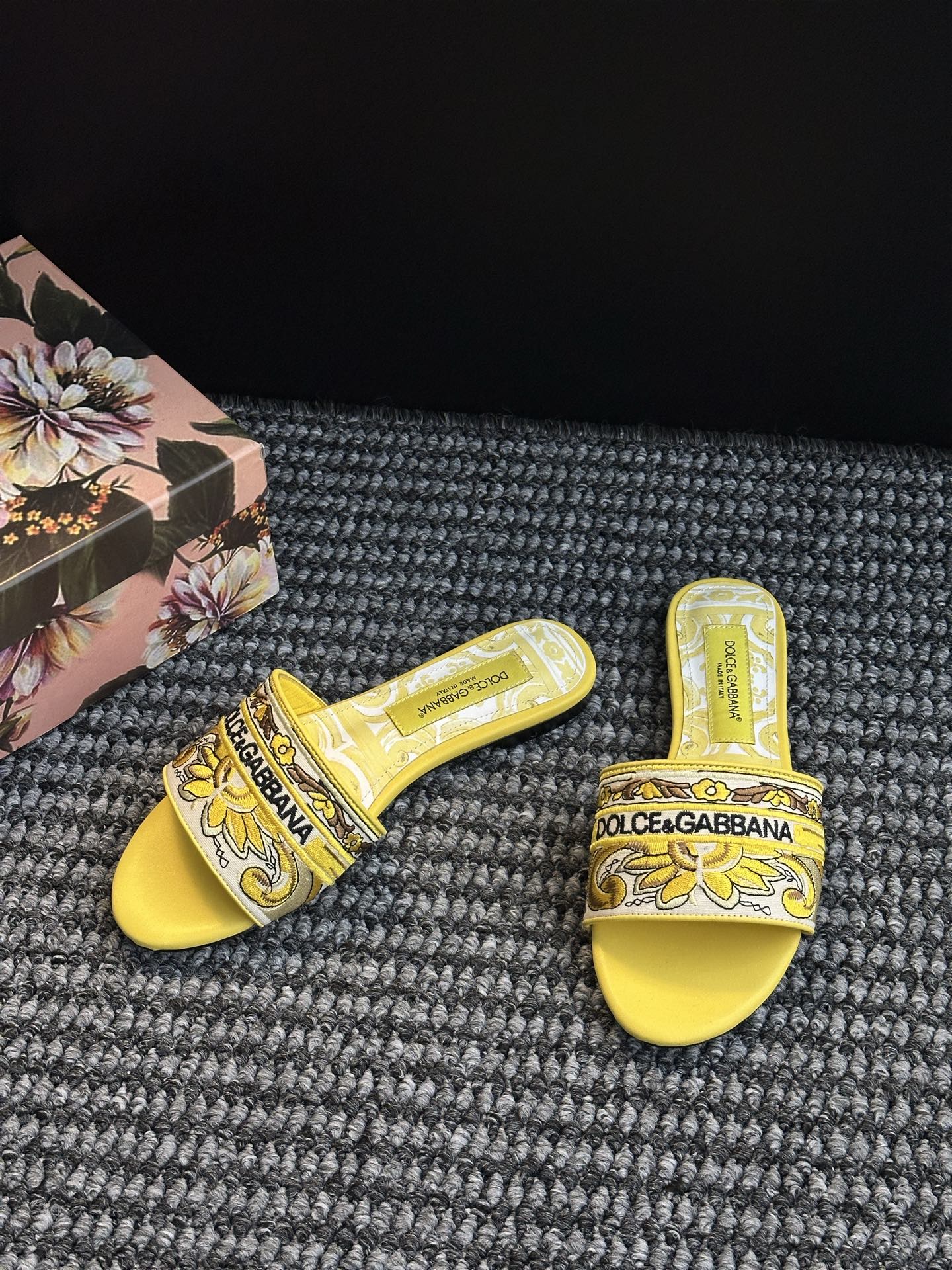 𝐃𝐎𝐋𝐂𝐄 & 𝐆𝐀𝐁𝐁𝐀𝐍𝐀 Summer Fashion Slides – LGOG Celebrity Style
