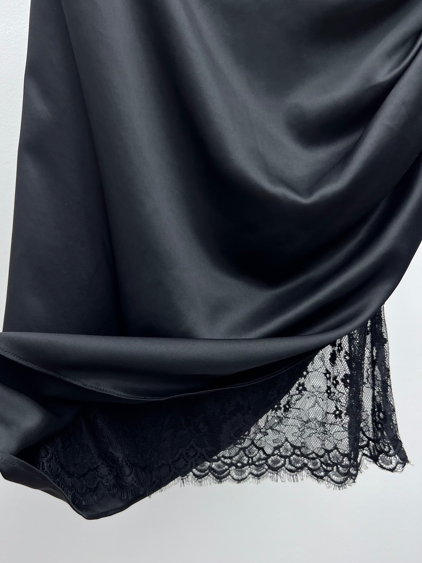 𝗦𝗔𝗜𝗡𝗧 𝗟𝗔𝗨𝗥𝗘𝗡𝗧 Satin and Lace Strapless Dress