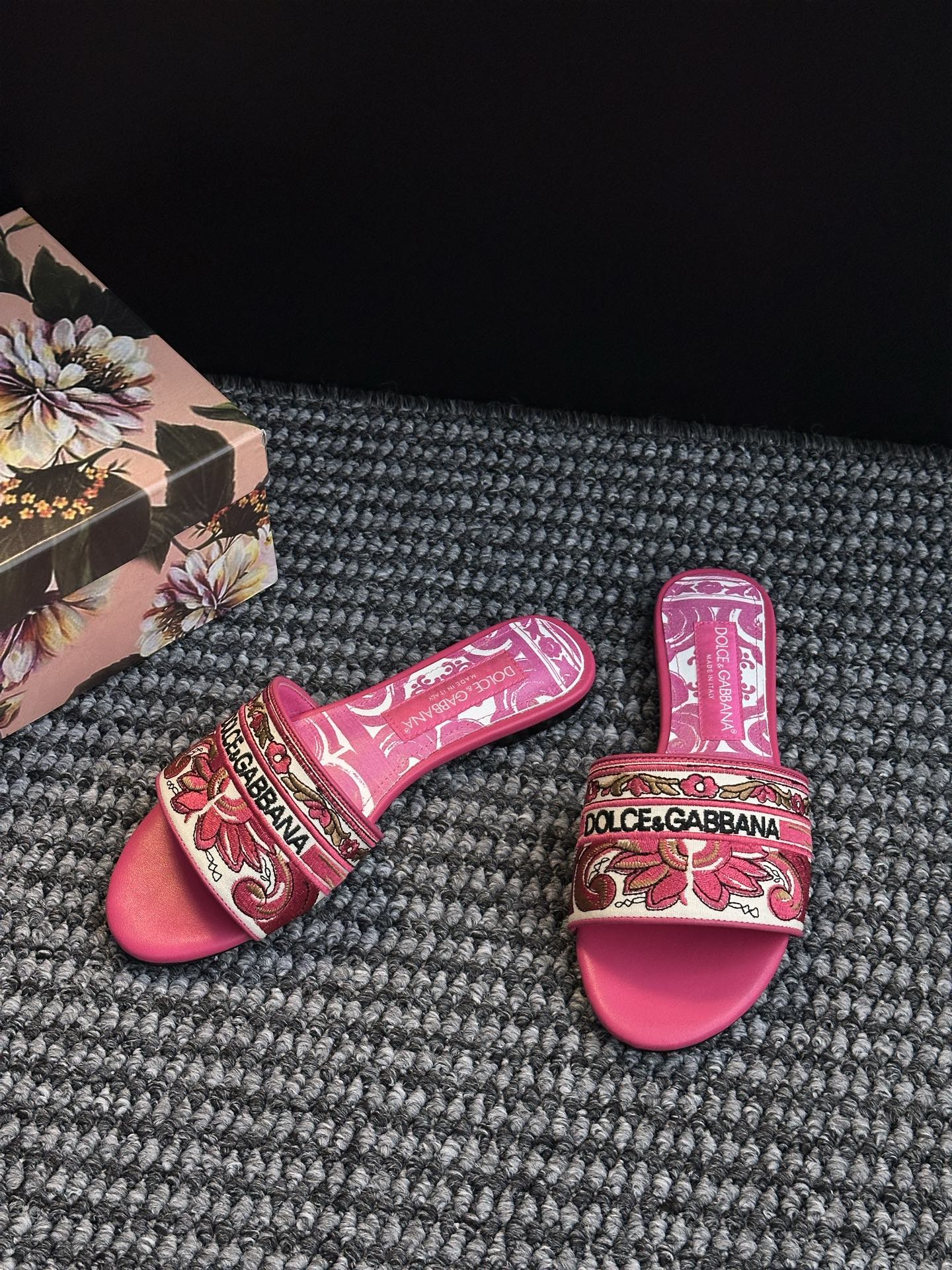 𝐃𝐎𝐋𝐂𝐄 & 𝐆𝐀𝐁𝐁𝐀𝐍𝐀 Summer Fashion Slides – LGOG Celebrity Style