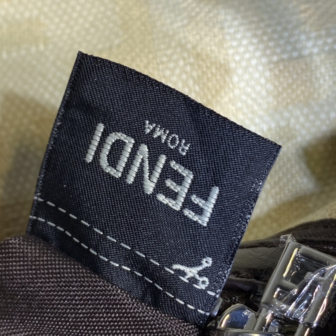 FENDI-1288F Baguette Bag-white