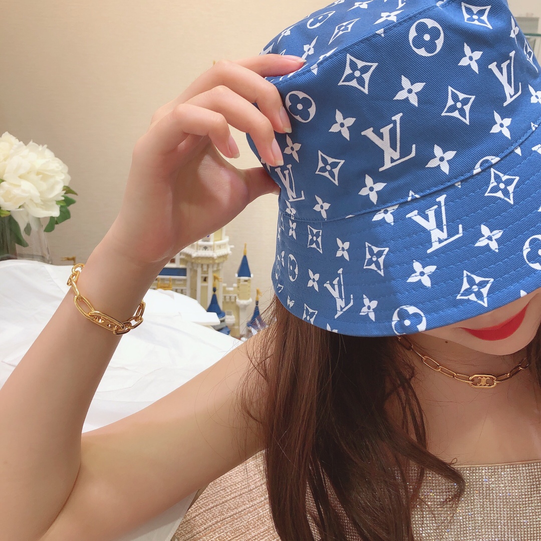 2020 show model the same Arc de Triomphe logo gold bracelet