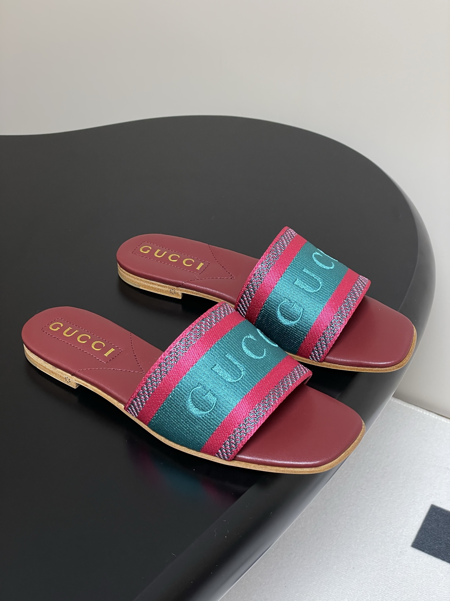 Gucci Letter Embroidered Flat Slippers