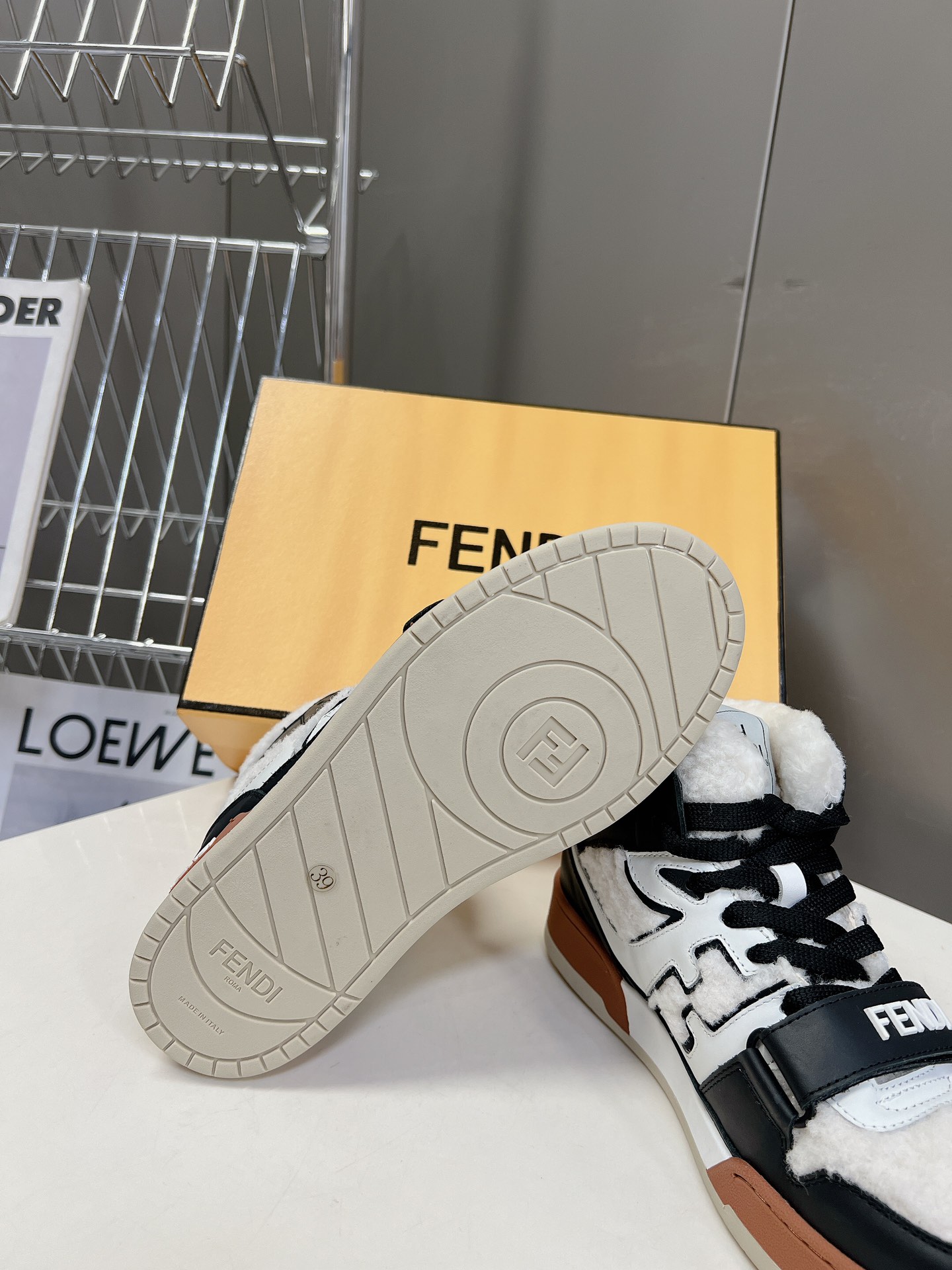 Top Version Fendi Classic Best-Seller SeriesFD Match 1:1 Replica. Designed by Kim Jones, this is Fendi’s first pair of sneakers, the Fendi Match, inspired by the design of LV’s Trainer basketball shoes. The blend of new energy and retro FF design mak