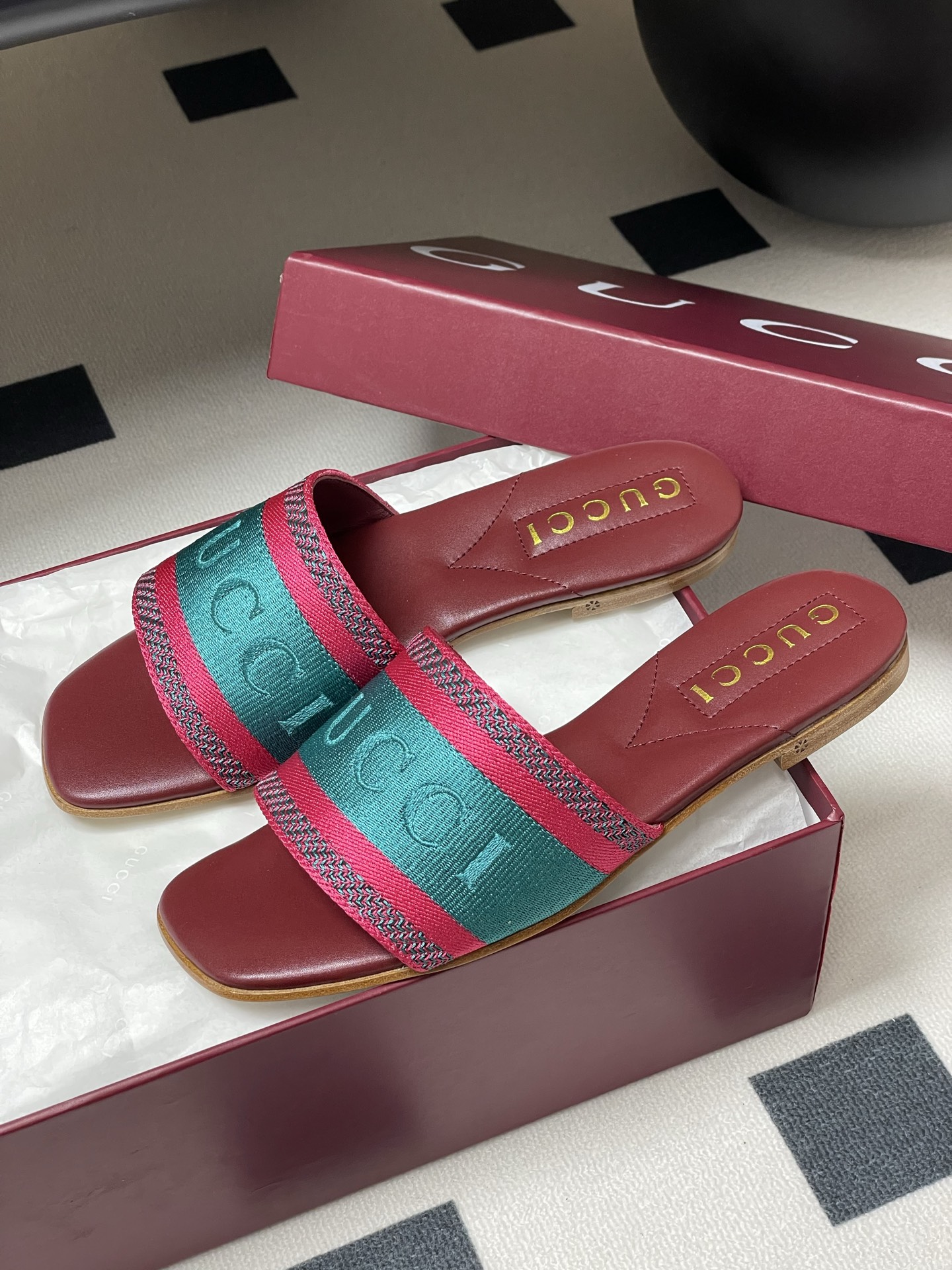 Gucci Letter Embroidered Flat Slippers