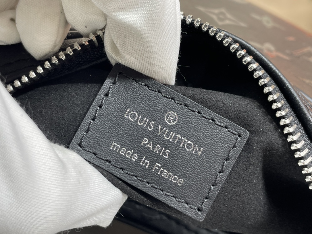 Louis Vuitton M11267 Loop Fashion Leather