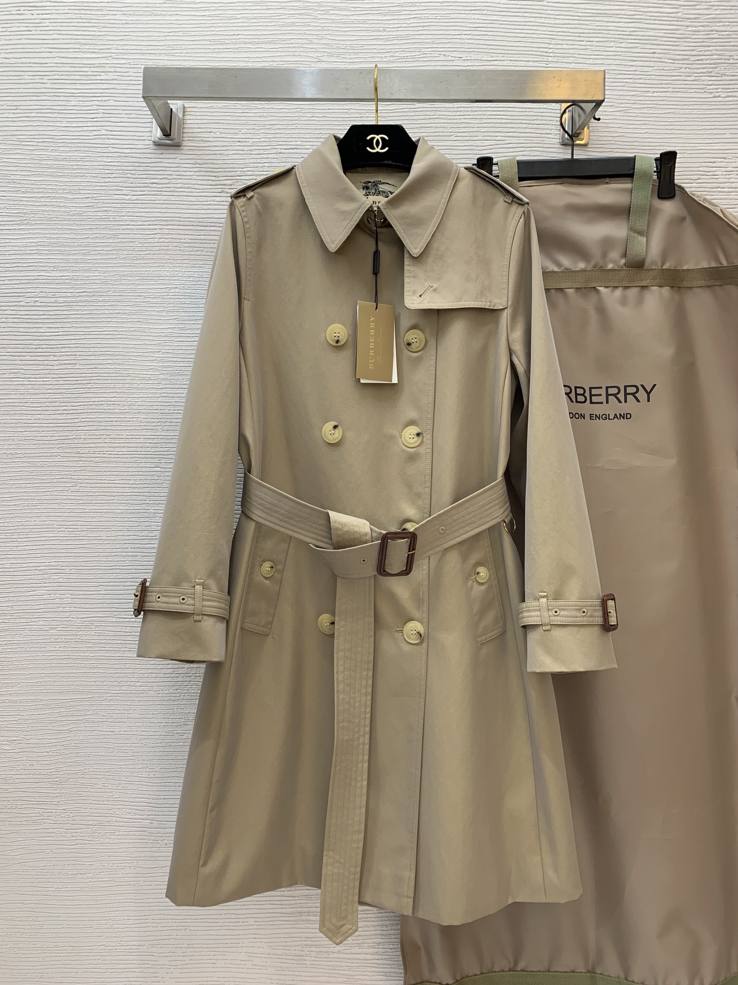 Burberry Trench Coat – 2025 Early Autumn/Winter Collection