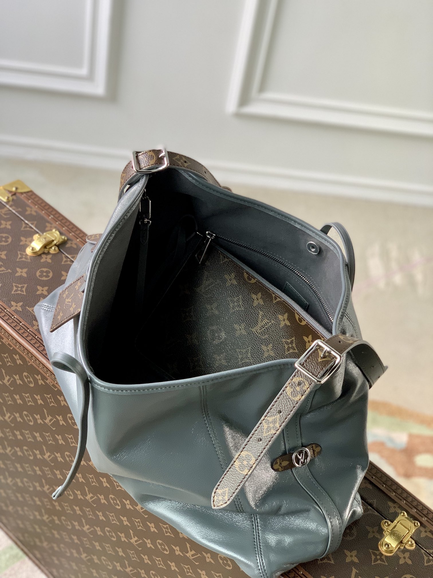 Louis Vuitton M12583 CarryAll Dark MM