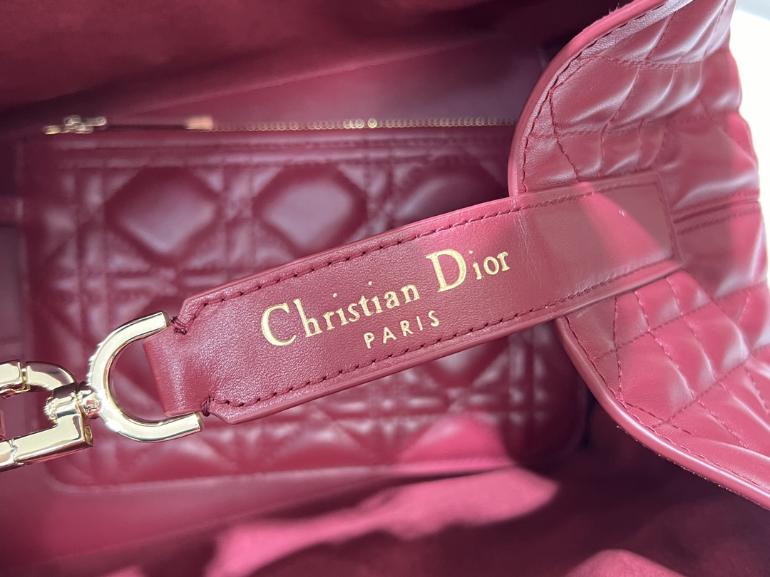 toujours Burgundy medium This Di