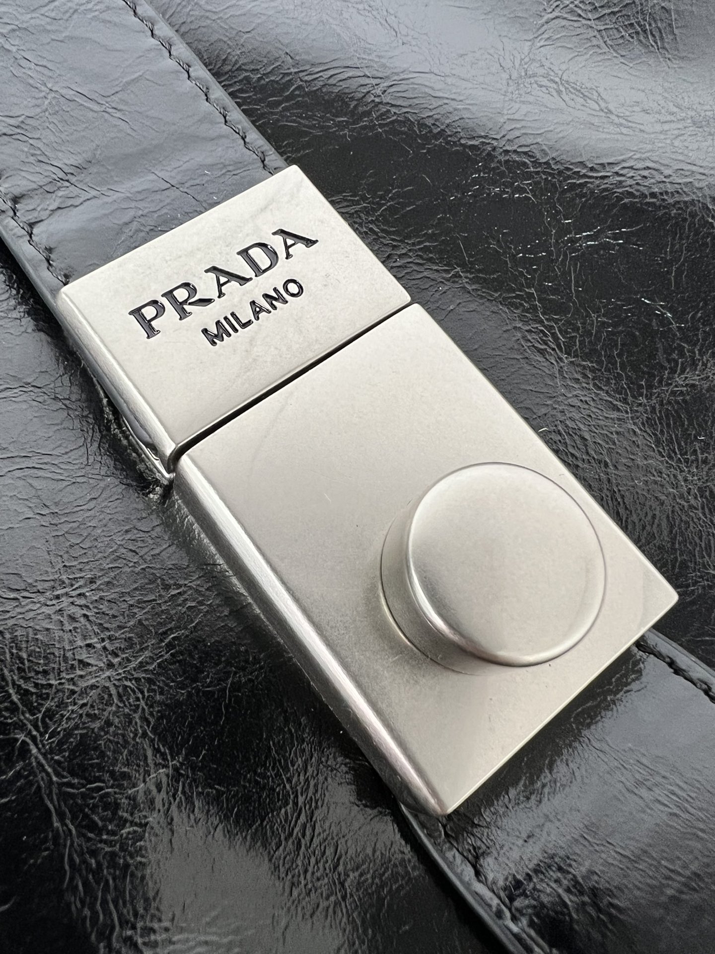 Prada- 2025 Oil-Wax Leather Signature Bag 1BG570