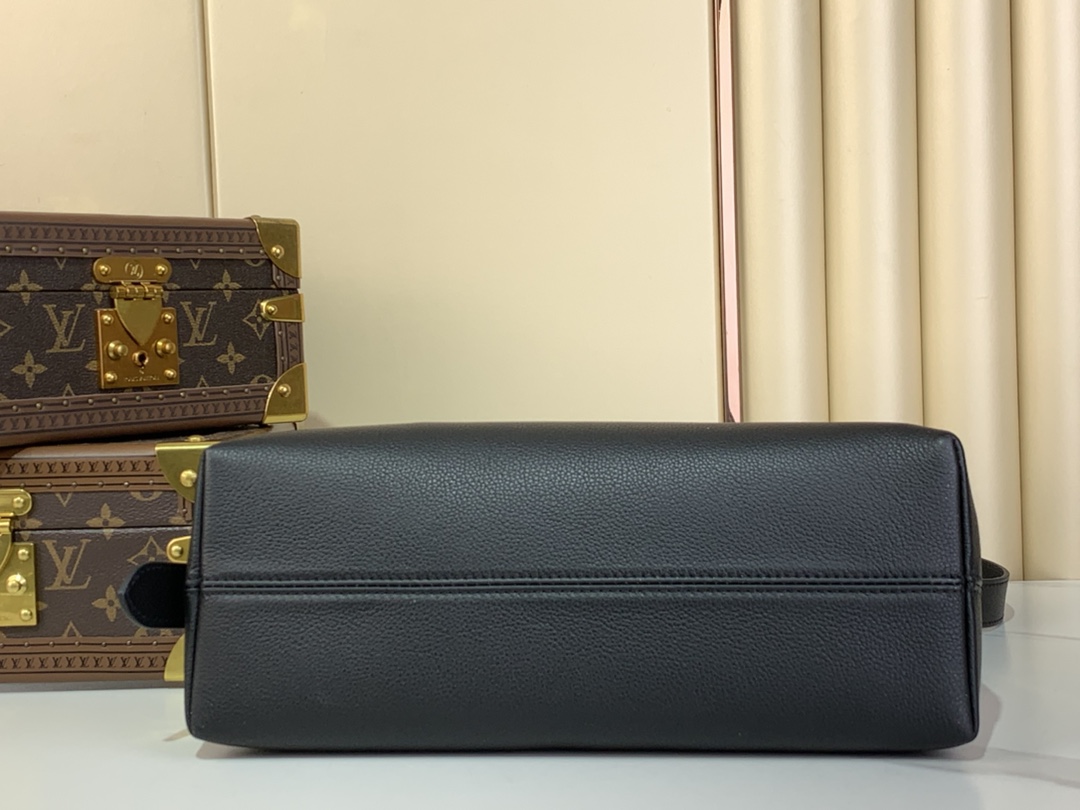 LV M13148 Low Key Messenger