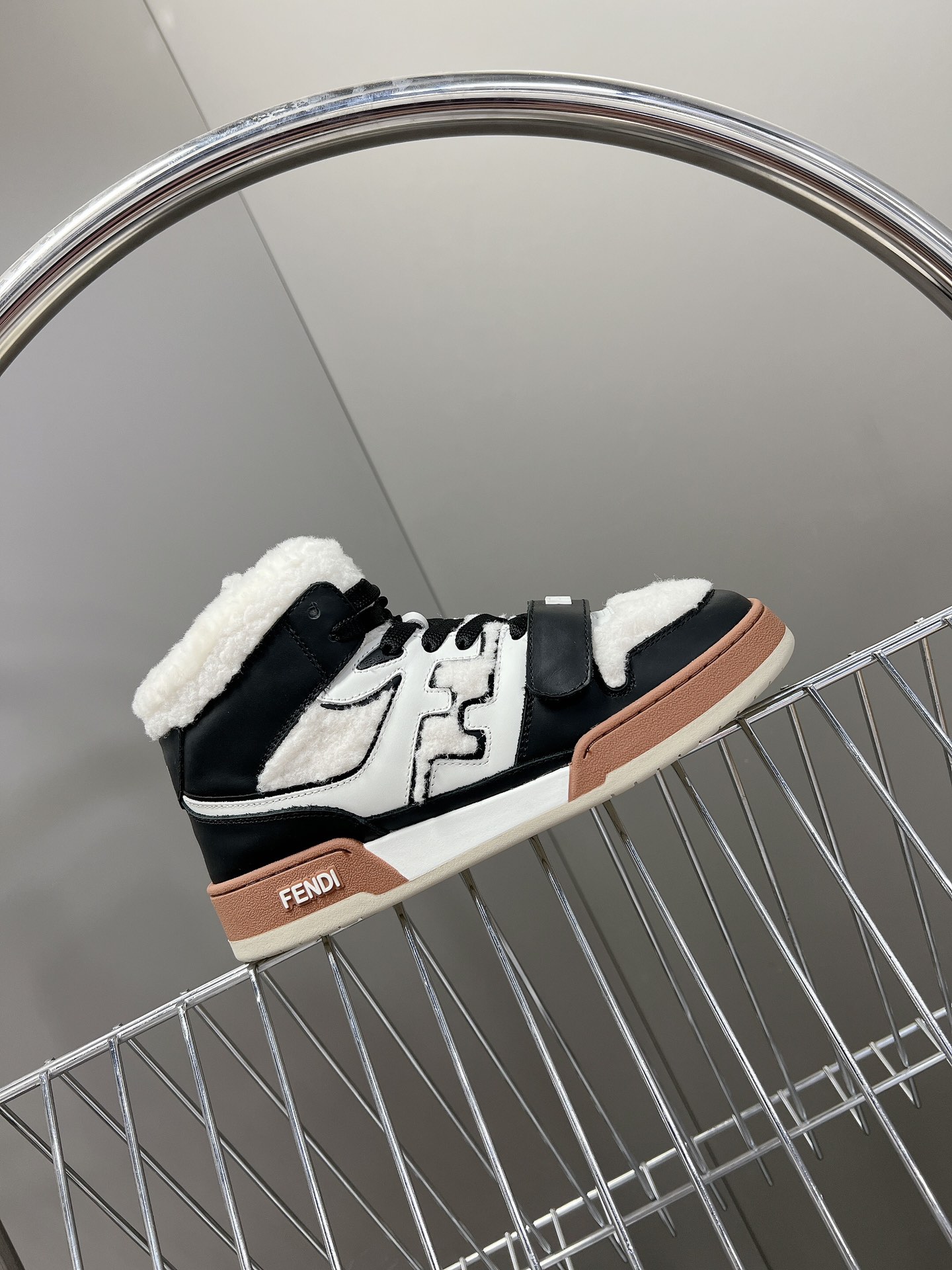 Top Version Fendi Classic Best-Seller SeriesFD Match 1:1 Replica. Designed by Kim Jones, this is Fendi’s first pair of sneakers, the Fendi Match, inspired by the design of LV’s Trainer basketball shoes. The blend of new energy and retro FF design mak