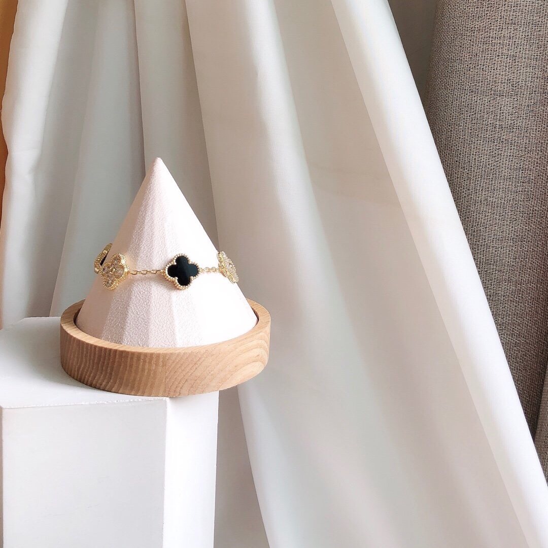 Van Cleef & Arpels top-selling collection – the five-flower clover bracelet!