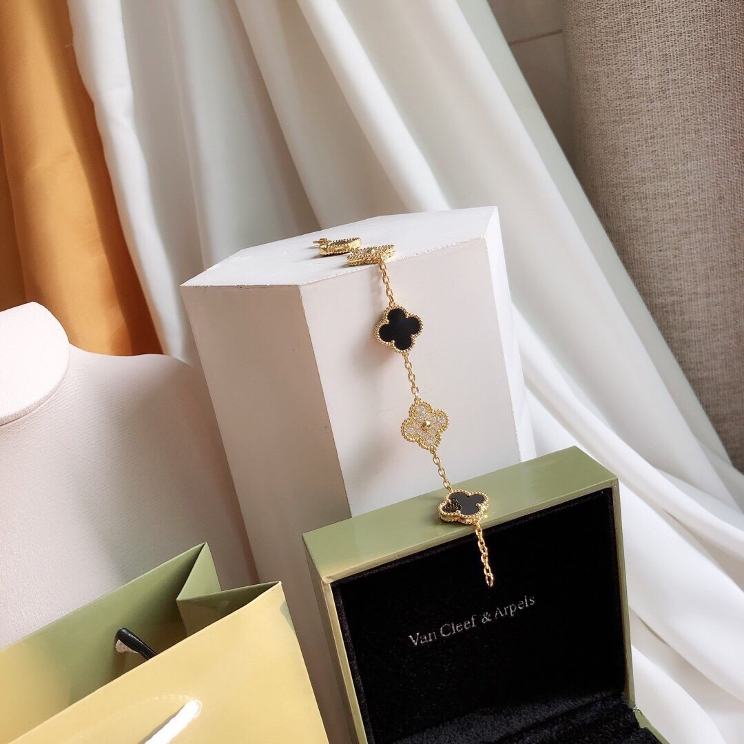 Van Cleef & Arpels top-selling collection – the five-flower clover bracelet!