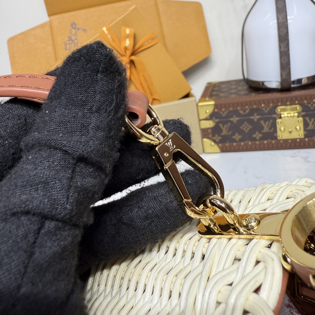 LV Capucines Mini M26003