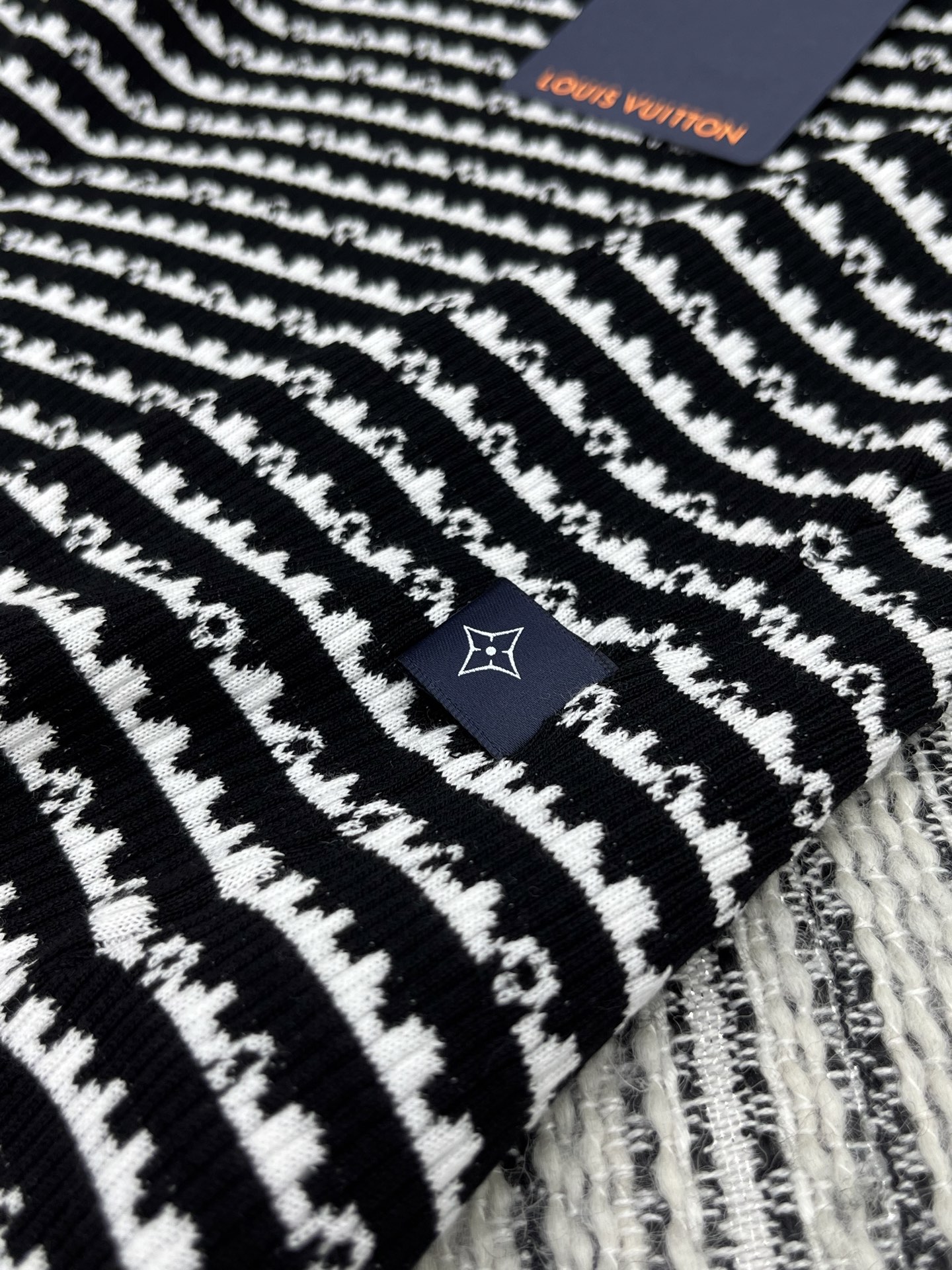 LV 1AHJ16 Scallop Stripe Knit Top