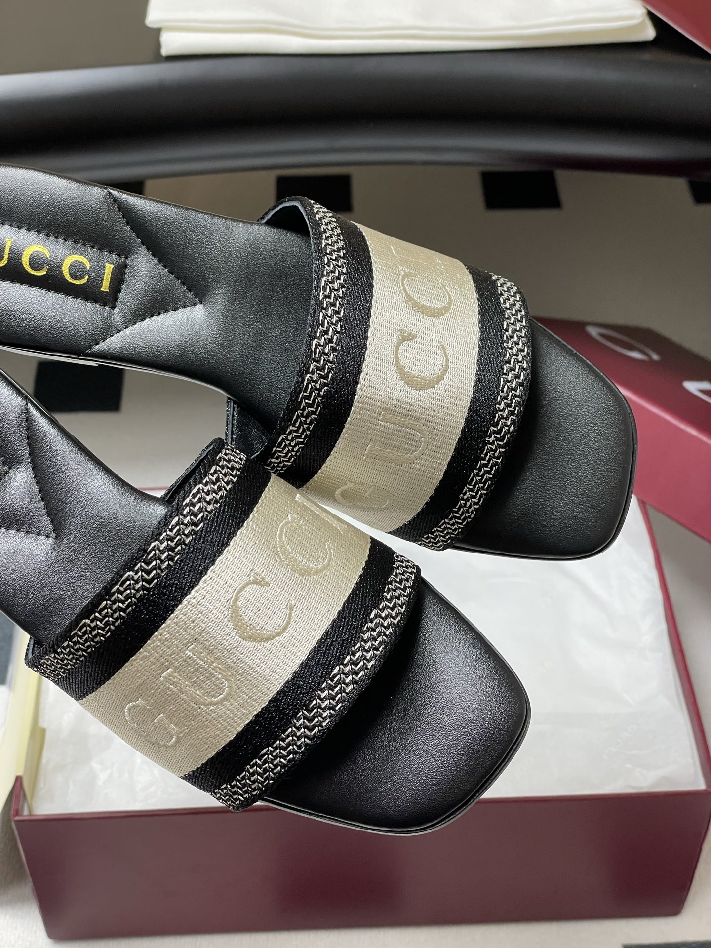 Gucci Letter Embroidered Flat Slippers