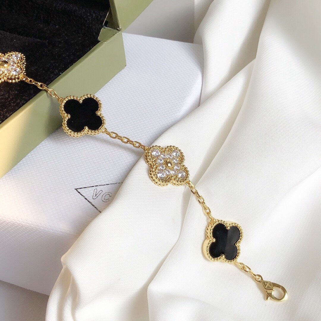 Van Cleef & Arpels top-selling collection – the five-flower clover bracelet!