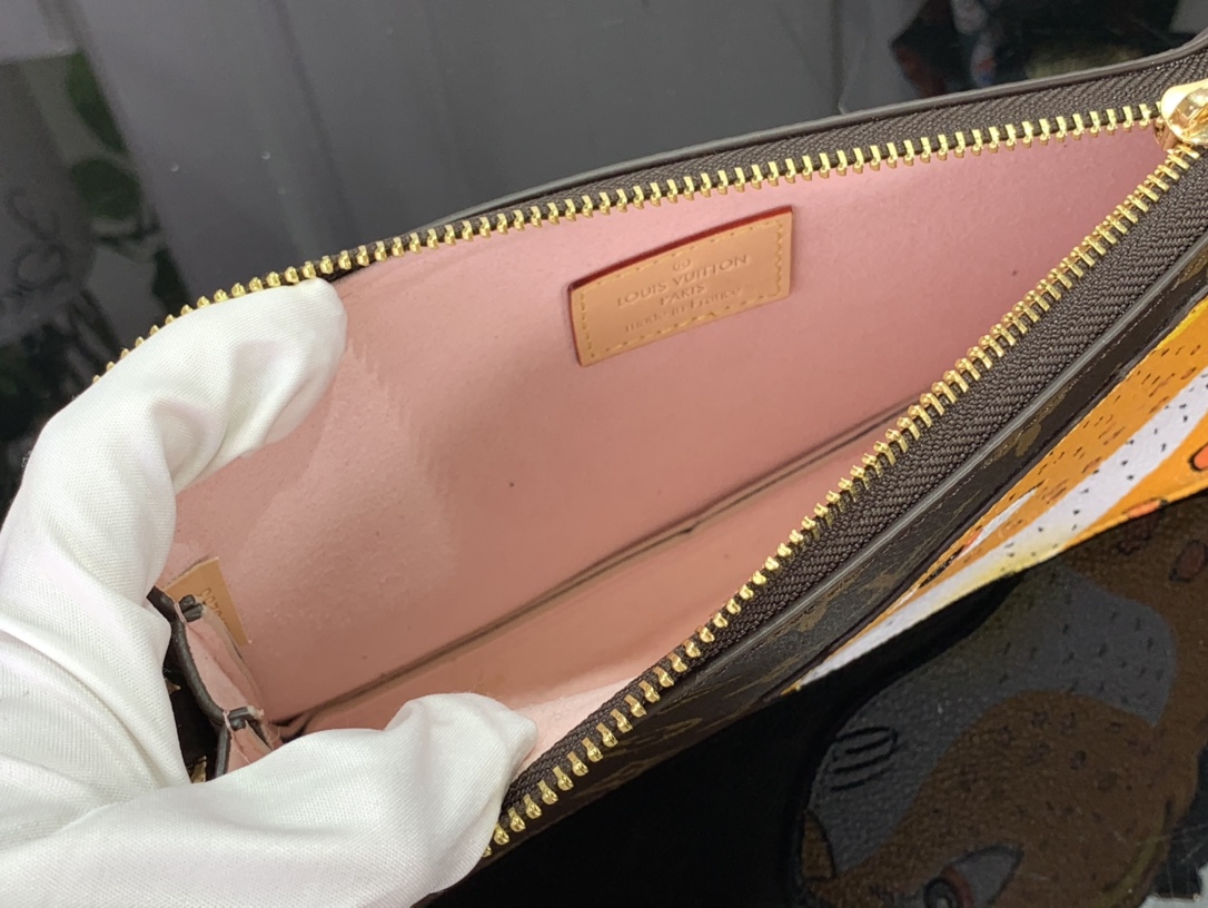 LOUIS VUITTON Lexington Pouch M83685