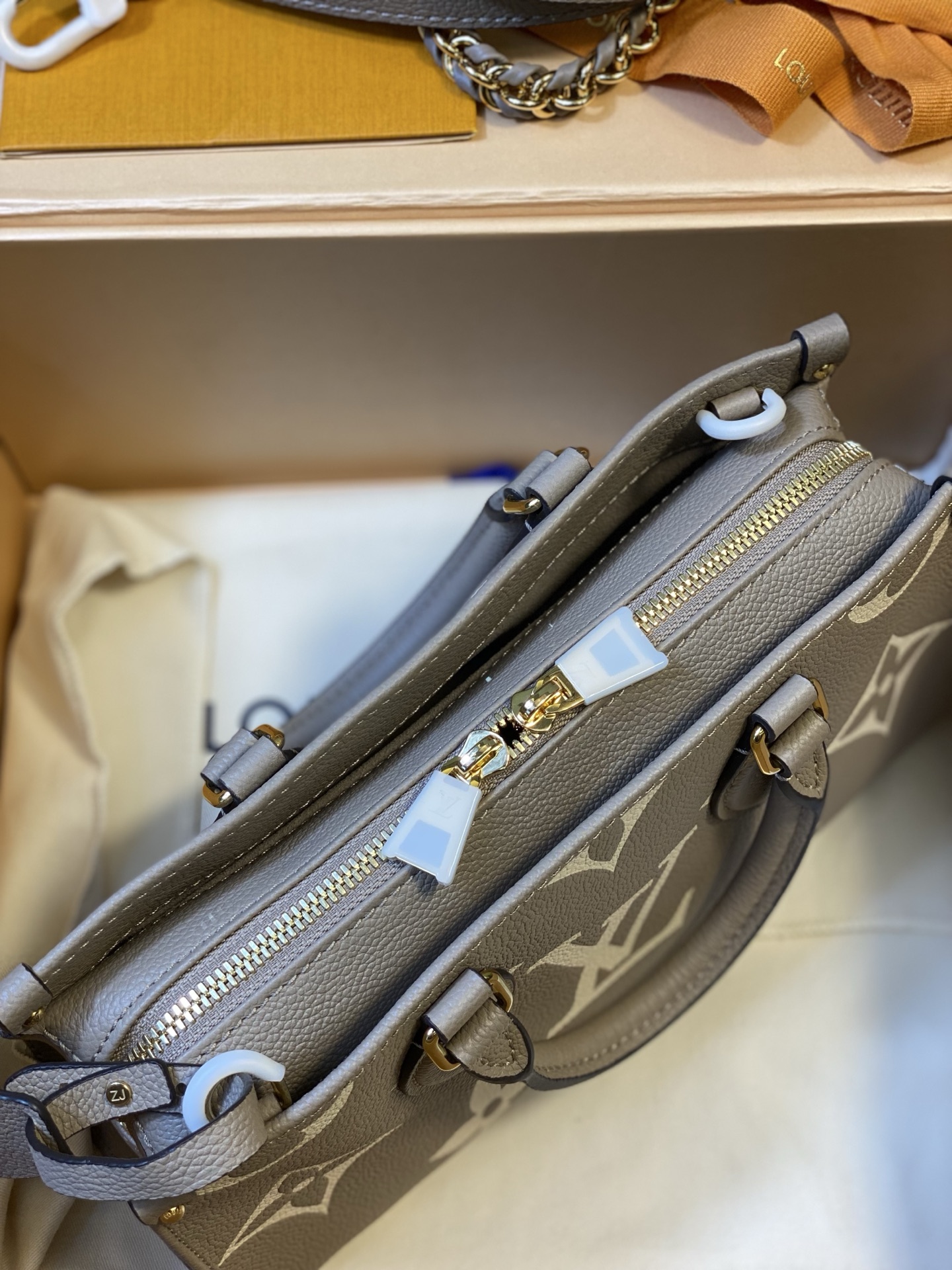 LOUIS VUITTON M14213 OnTheGo East West