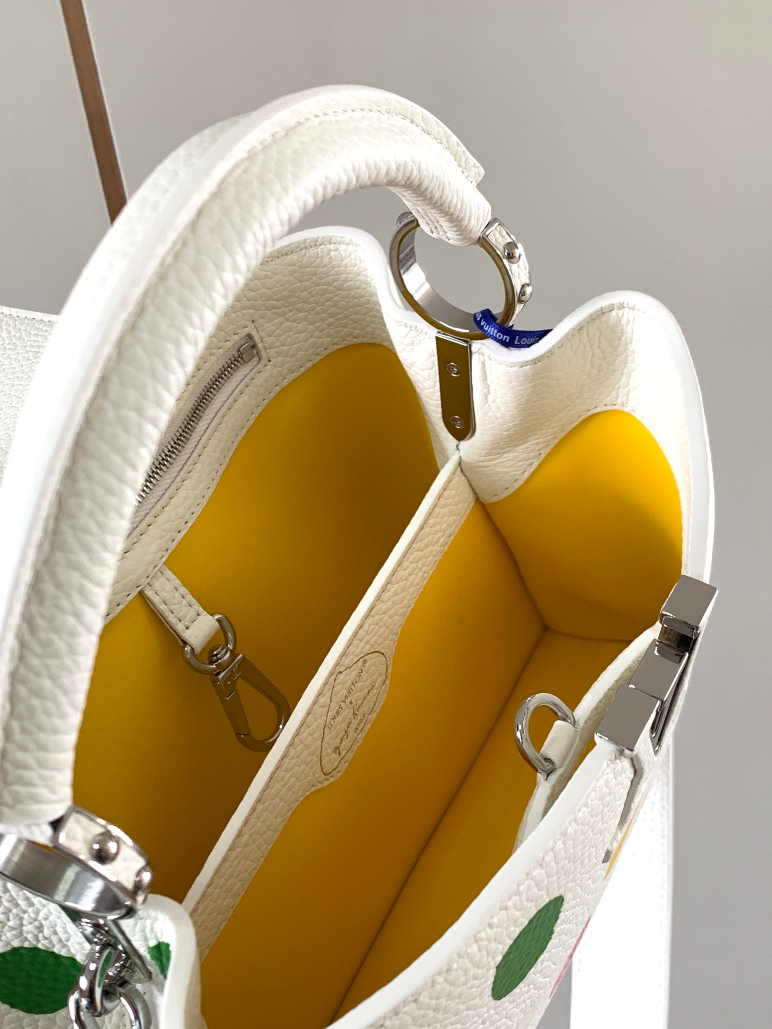 LOUIS VUITTON Capucines M21637