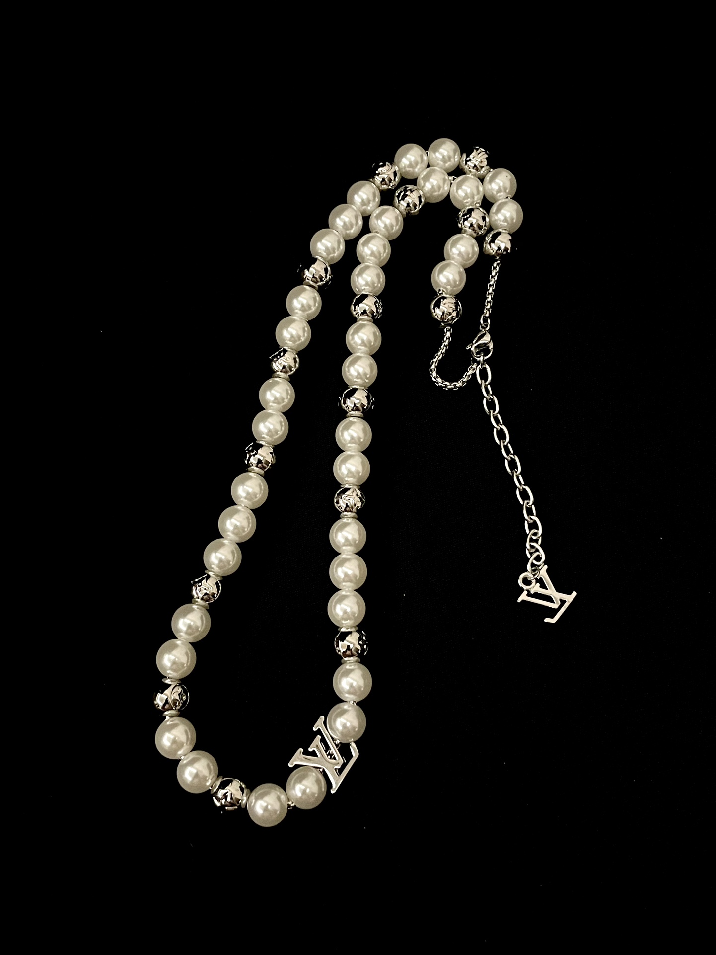 Louis Vuitton Donkey's new pearl necklace is amazing