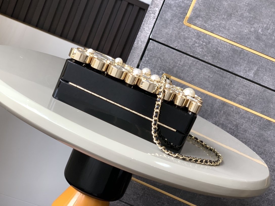 CHANEL 25A Ready-to-Wear Collection – Diamond Box Clutch Has Arrived!