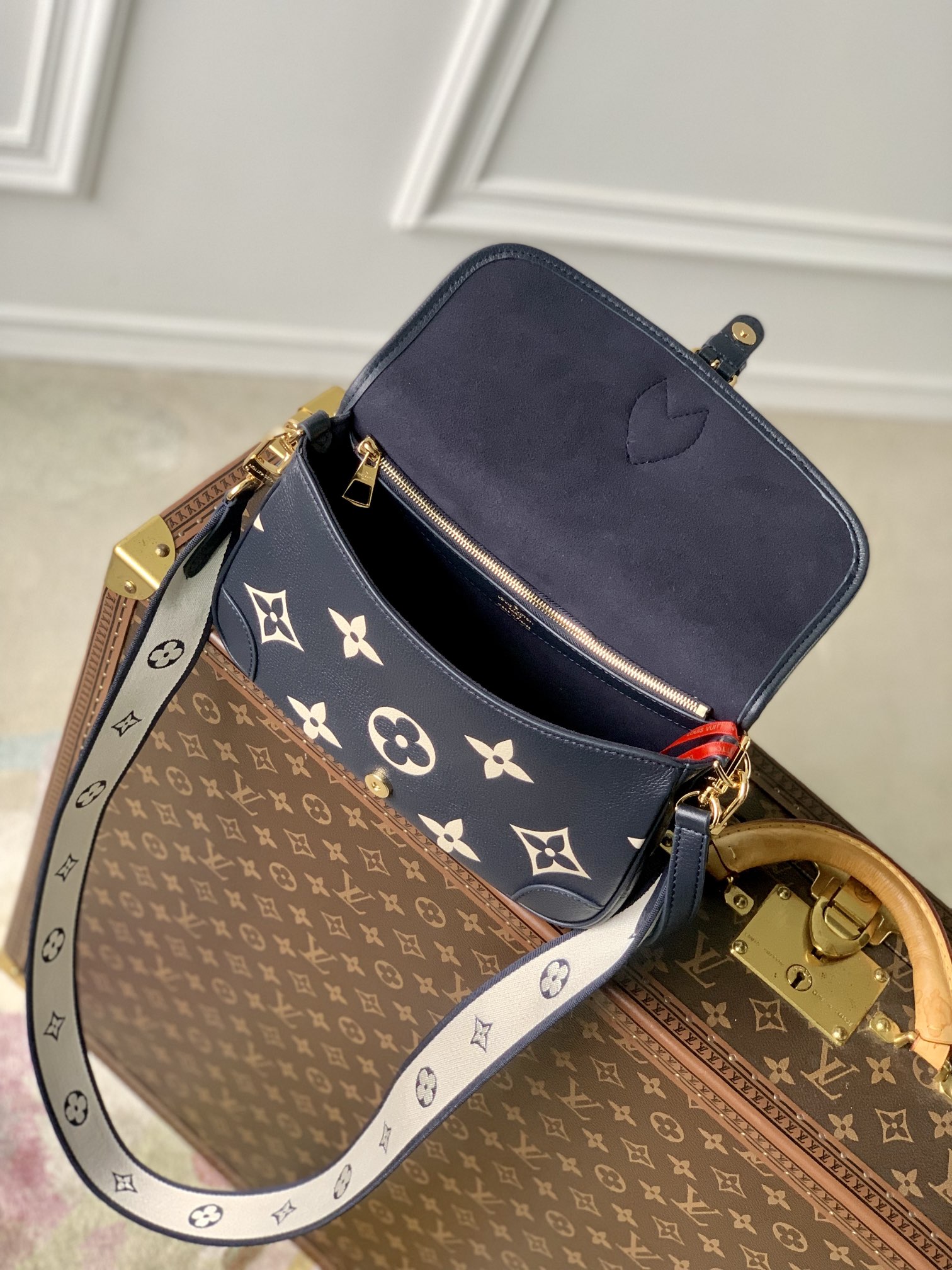 Louis Vuitton Navy / Crème M47161 Diane